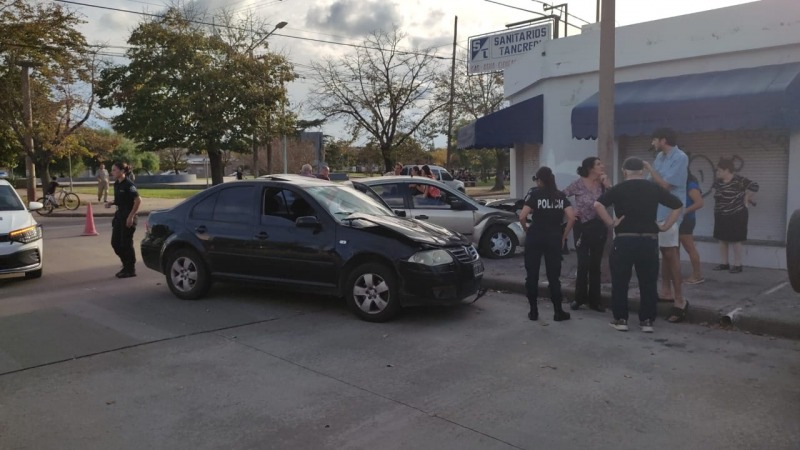 Fuerte choque entre dos autos: uno termin� sobre la vereda